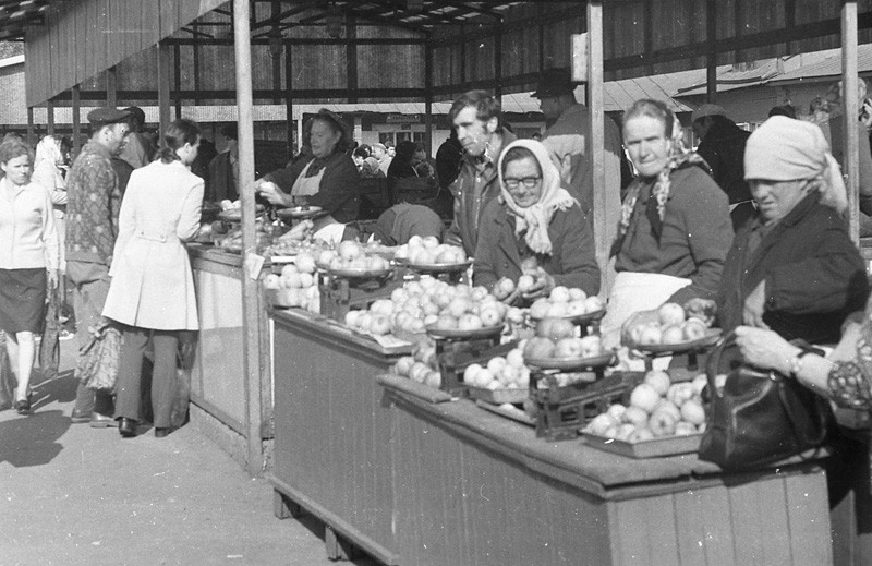 Торговля с деревянных прилавков. Весы с гирьками. Знаменитые бабушки колхозницы 