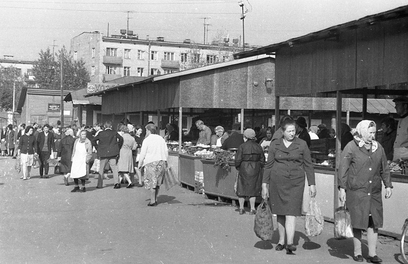 Прилавки. На заднем плане пятиэтажка Коптевская улица 79/1. Существует до сих пор. На фото - невольный "показ мод" начала 70х
