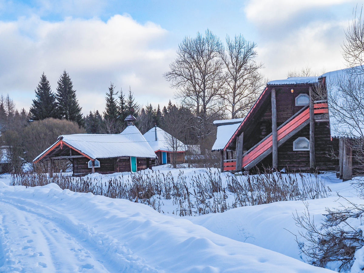 Заснеженная дорога в деревне. Фото Павел Каманин