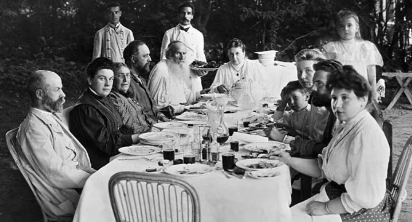 Лев Николаевич с семьёй