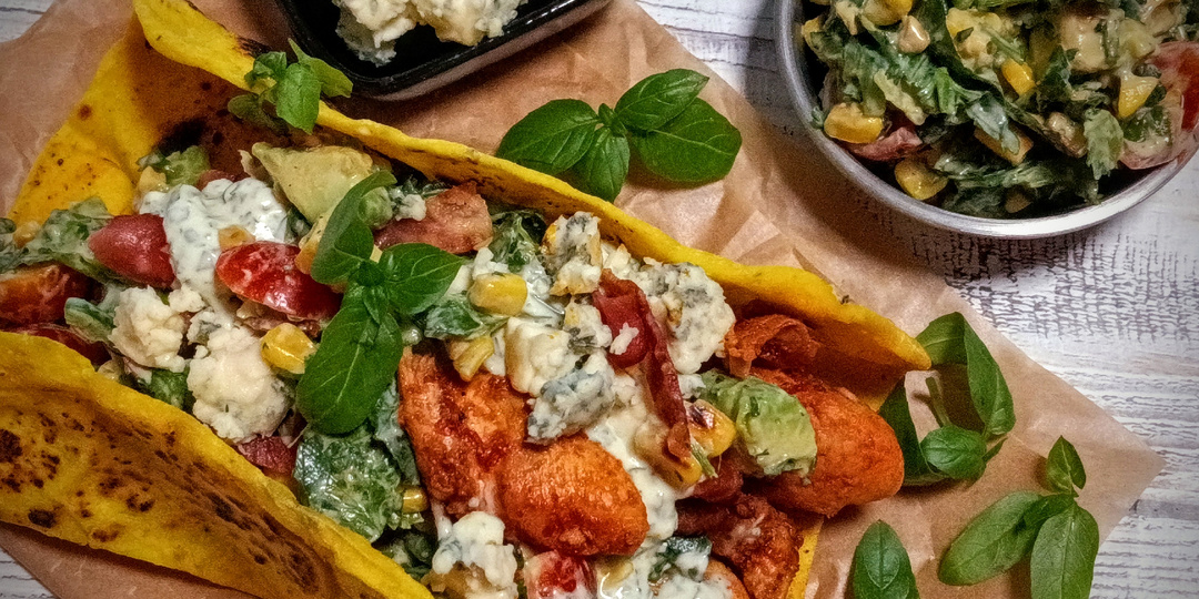 Наан с медовой курицей буффало и кукурузным салатом