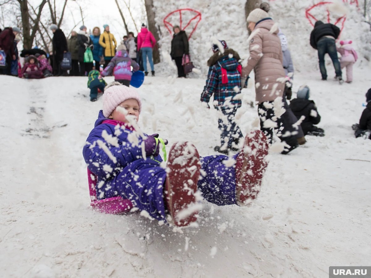 В первый день Масленицы дети катаются с горки