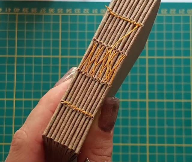 Чётное число тетрадей? Не проблема! Как аккуратно перекинуть нить и надёжно завершить открытый корешок