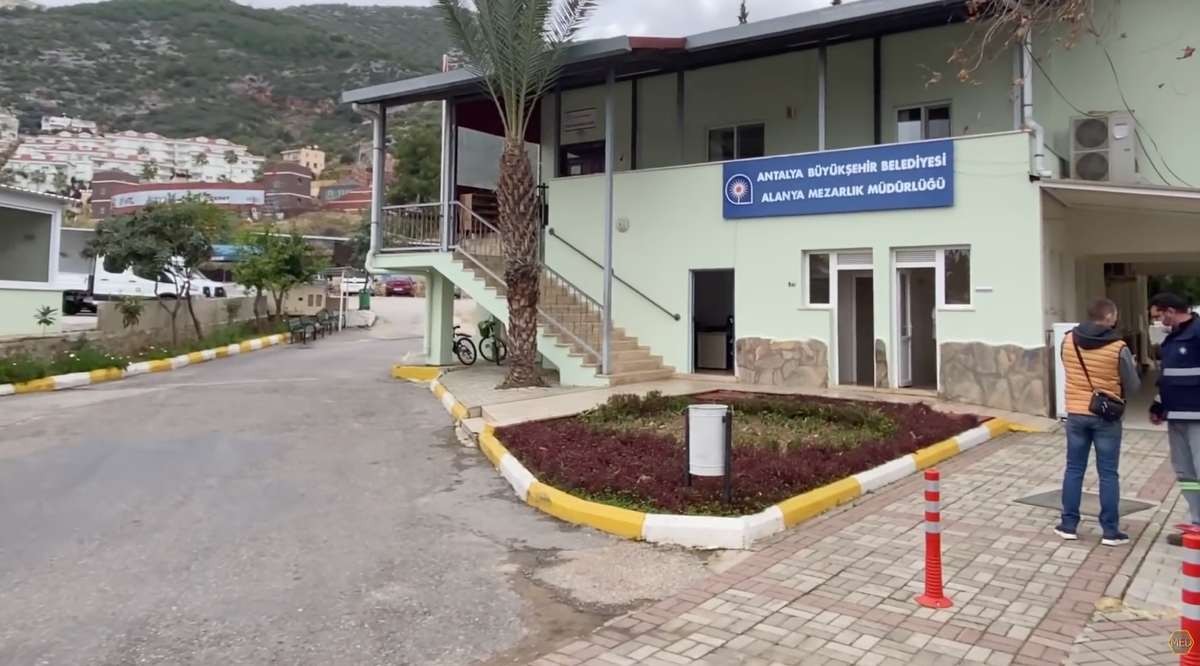 Сегодня мы решили показать вам то, о чём обычно говорят шёпотом.
О том, что все понимают, но стараются не обсуждать.
О том, что рано или поздно касается каждой семьи.

Как хоронят иностранных граждан в Турции.

И прежде чем вы испугаетесь — остановитесь.
Это не страшная история. Это история о человеческом отношении. О достоинстве. О тишине, в которой нет ужаса.