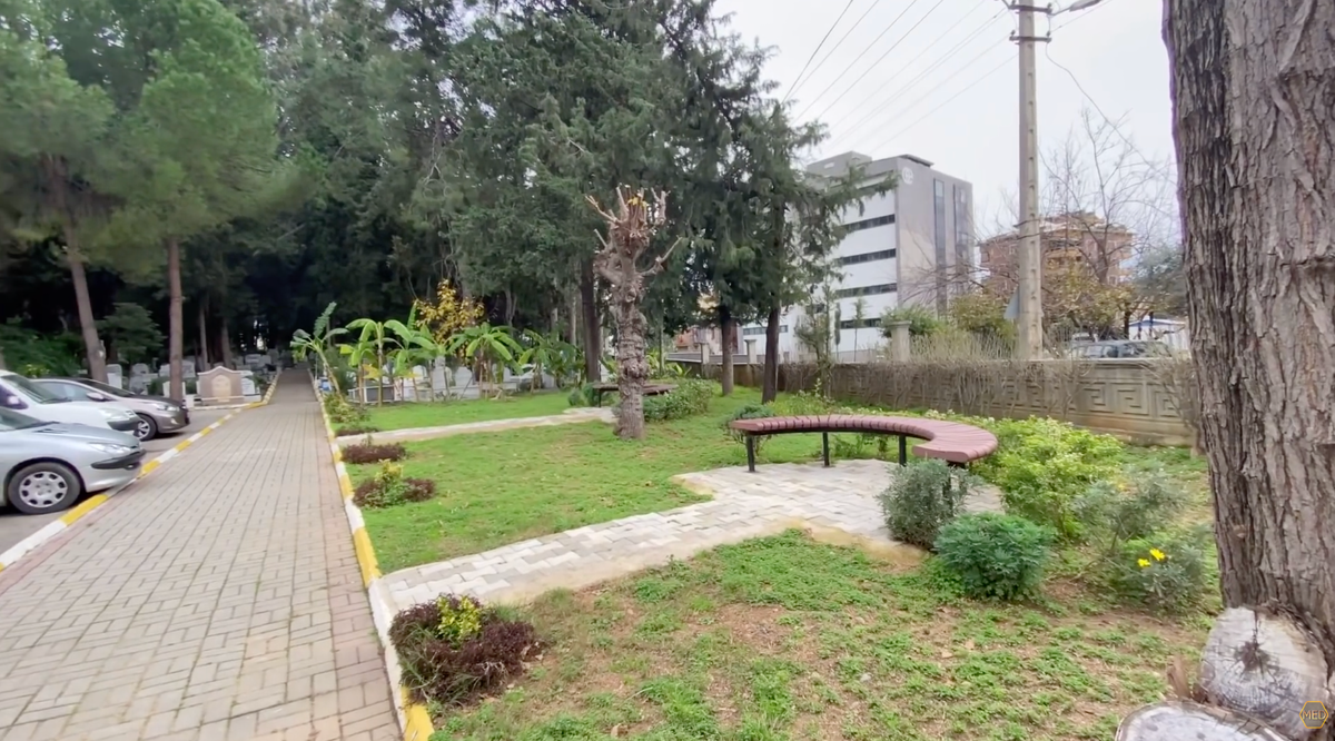 Мы приехали на кладбище с внутренним напряжением.
Ожидали тяжести. Ожидали холода. Ожидали привычной серости.

Но вместо этого — солнце.
Вместо гнетущей тишины — спокойствие.
Вместо ощущения конца — ощущение завершённости.

Розы цветут даже в феврале. Апельсиновые деревья стоят с плодами. Пальмы слегка шелестят на ветру. И ты ловишь себя на странной мысли:
здесь не страшно.

Это не место отчаяния.
Это место памяти.