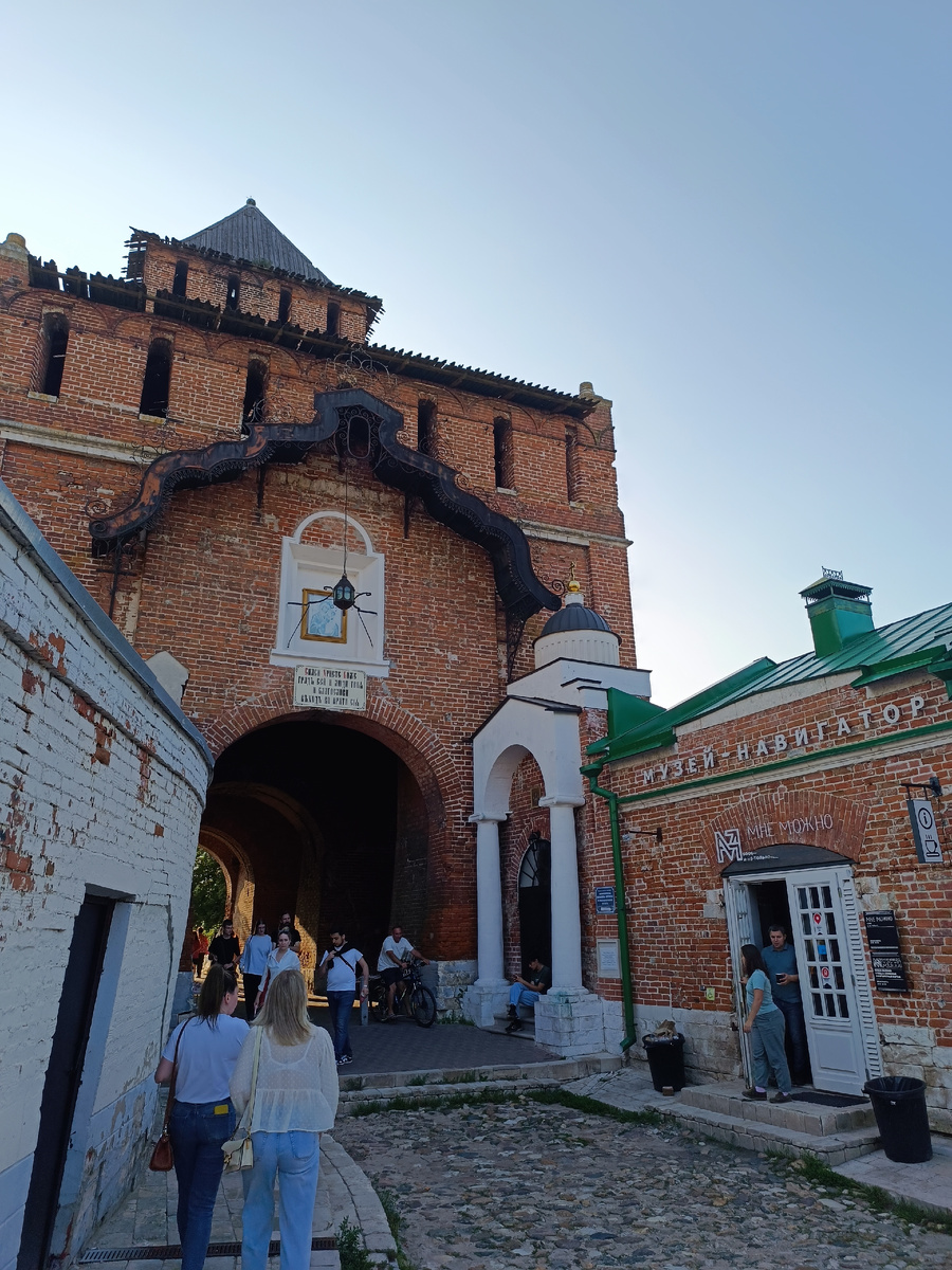 в музее справа я купил книжку ) во времена Венички здесь торговали керосином  