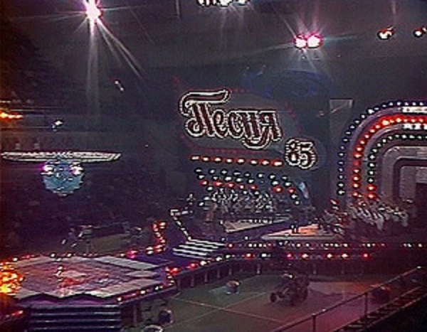 Финал впервые прошел с таким размахом на большой спортивной арене, что символизировало стремление к новым масштабам.