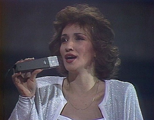 Ирина Аллегрова иполняет песню "Голос ребенка".