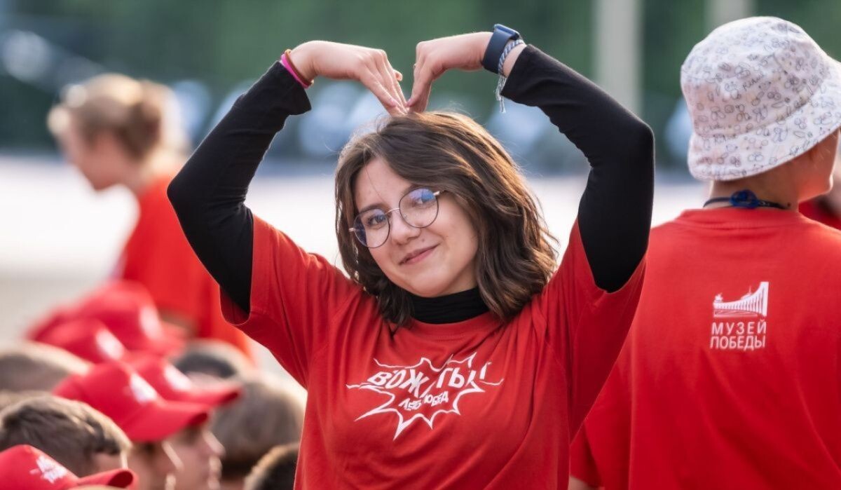     Вожатая в летнем клубе для детей «Лето Побед» Источник: victorymuseum.ru Автор фото: Пресс-служба Музея Победы