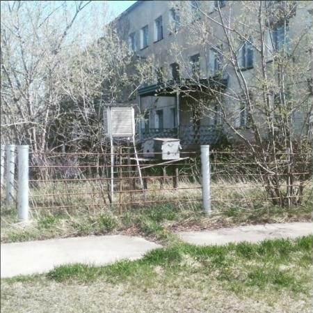 То самое здание на камчатском аэродроме Ленино, где командировалась наша эскадрилия. Окна второго этажа глядят из нашей казармы и бытовых помещений.