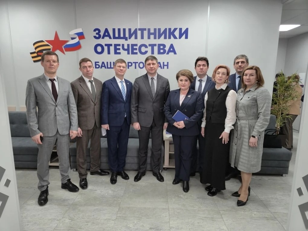     Александр Тихонов "Ватанды һаҡлаусылар" фонды филиалында булды