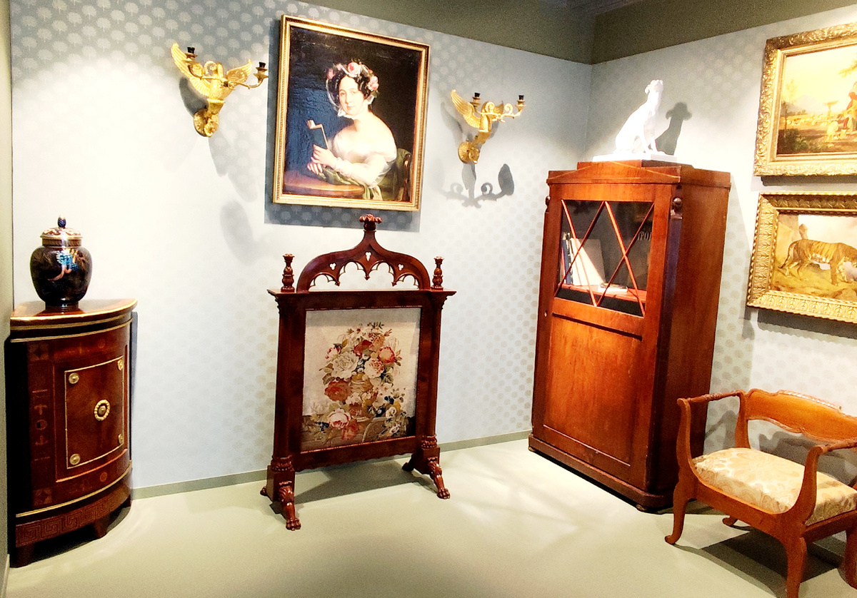 Для мебели в стиле Бидермейер характерны простота форм и минимальный декор. Хотя я бы так не сказала, мне эта комната и вещички в ней очень понравились. Со вкусом, красиво, элегантно. Ширма с прекрасной вышивкой. Но в целом, действительно, не очень вычурно .