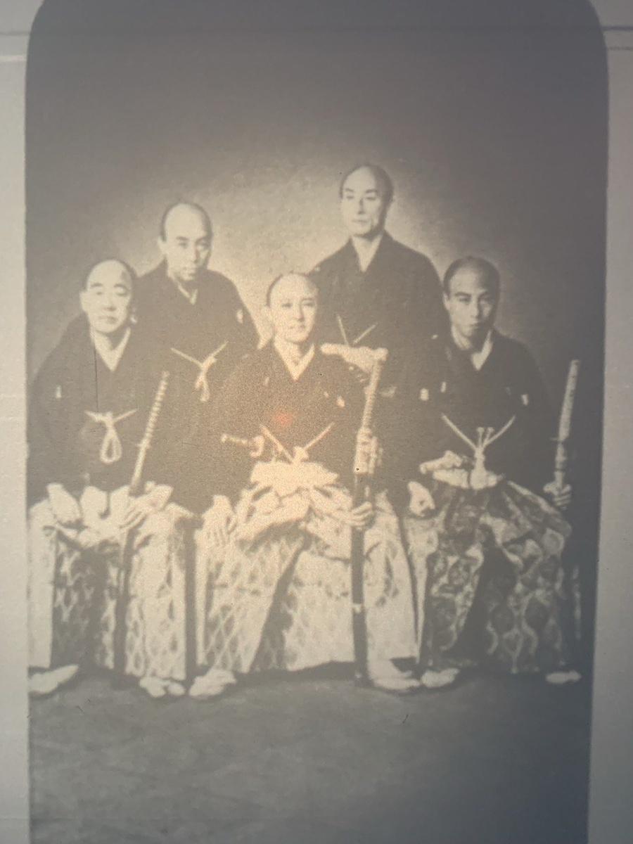 Фото автора . Печатается впервые  Фотоателье Михайлова в Петербурге : Такэноути Ясунори, Мацудайра Ясухидэ, Кёгоку Такааки, Сибата Такэнака и Морияма Такитиро 