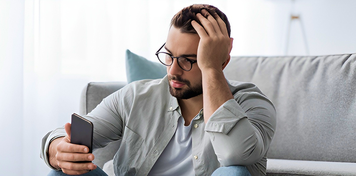 Алексей вернулся с дежурства, а жены дома не было.