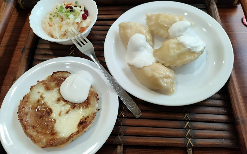  Блюда марийской кухни в кафе «Сандал» г. Йошкар-Ола. Коман мелна с геркулесом и манкой, подкоголи, квашеный салат. Фото: Таня Трушкова