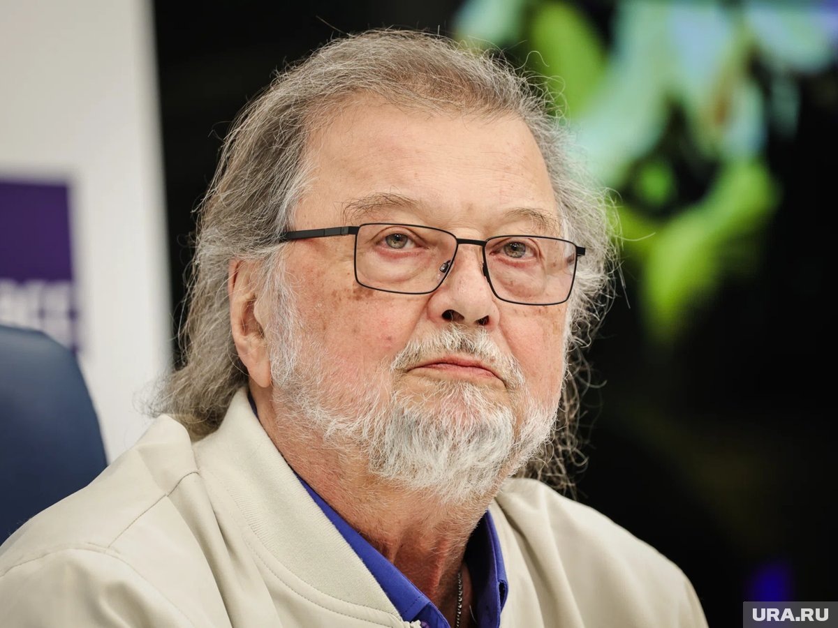     Автор строго следит, чтобы песню не исполняли бесплатно