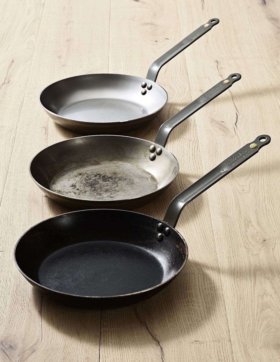 Три состояния сковороды из стали: новая, со слабой патиной, с сильной патиной