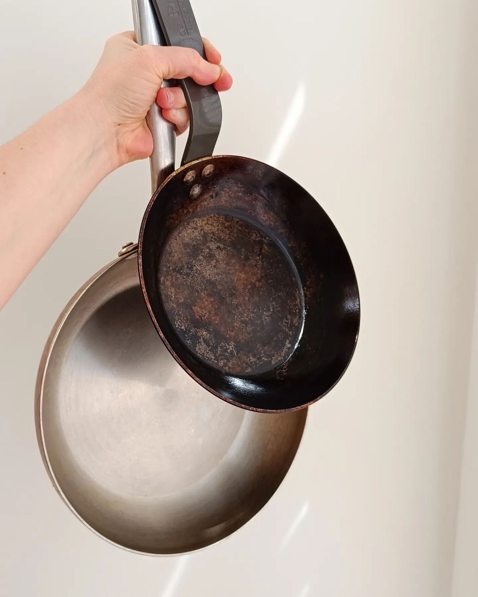 Все мы помним бабушкины сковороды - черные, страшные, но блин… именно на такой “страшной” сковороде получается самая вкусная жареная картошка со шкварками.