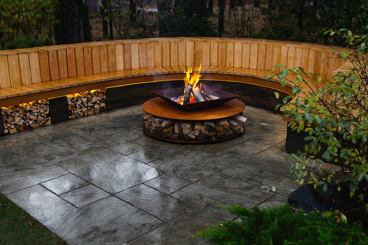 Стационарная зона из камня — надежно, красиво и в едином стиле с садом