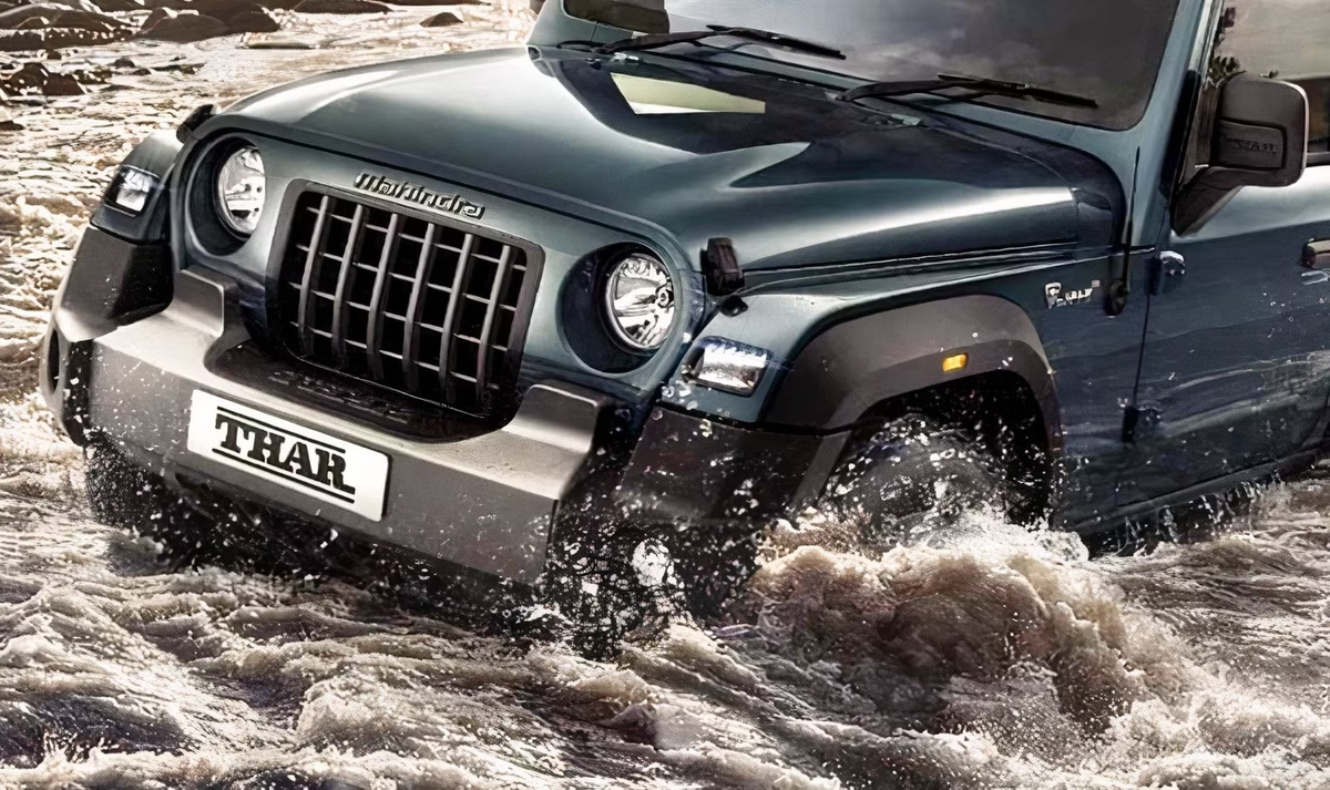 Передняя часть внедорожника Mahindra Thar