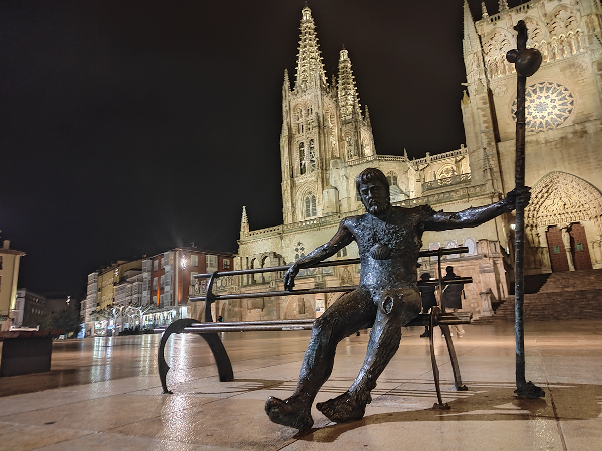 Памятник пилигриму в Бургосе (Камино Францес)