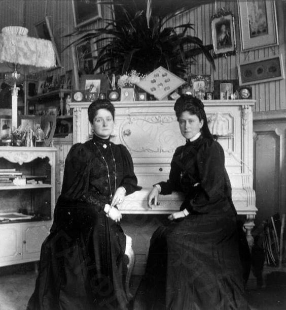 Они же спустя годы - императрица Александра Федоровна и великая княгиня Елизавета Федоровна. Фото из интернета
