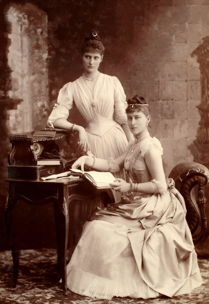 Дочери великого герцога Гессен-Дармштадтского Людвига IV и принцессы Алисы, внучки английской королевы Виктории - Элла и Аликс. Фото из интернета