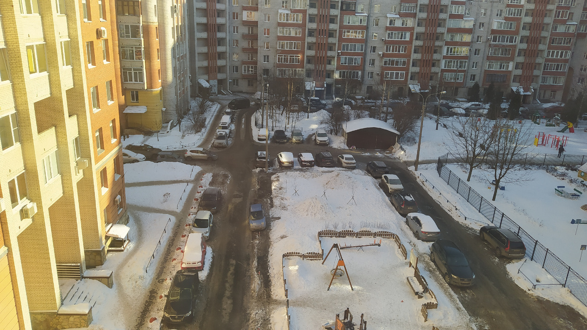 На дорогах СПб этой зимой сыпят много реагента. Грязь  везде.