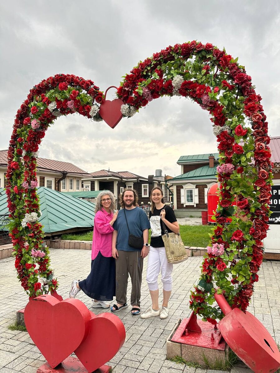 Лето 2024, Иркутск. Слева направо: Ирина Михайловна Иванова, парень в малярных штанах, Мария Степанова, моя одногруппница и коллега.