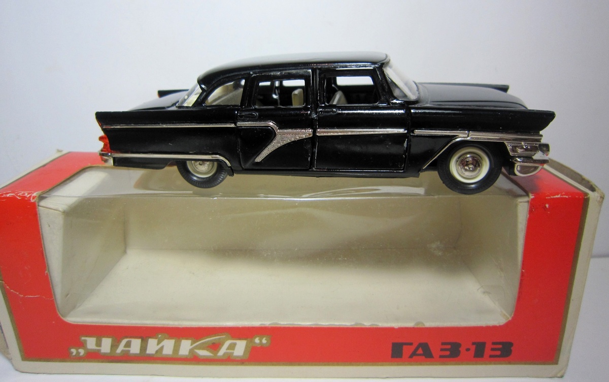 Металлическая модель советского автомобиля