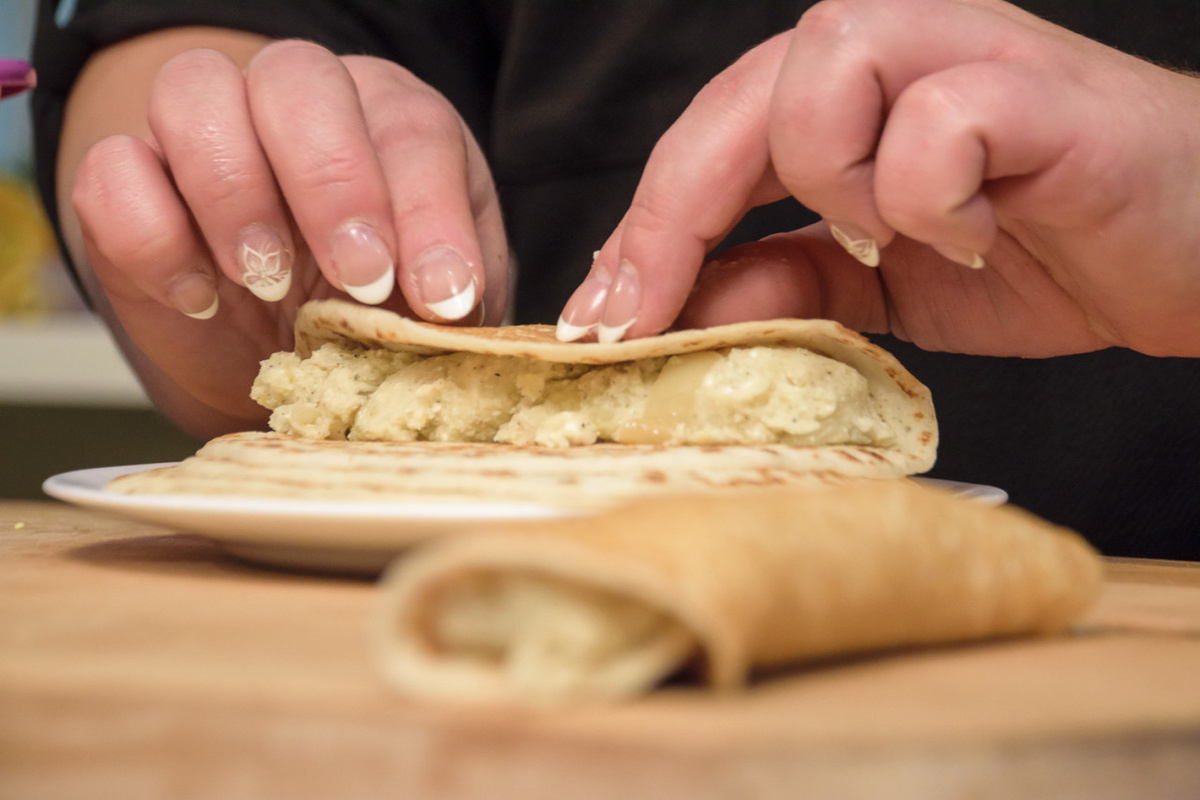    Начинку нужно класть в центр блинчика, так проще заворачивать. Фото: «Республика» / Николай Смирнов