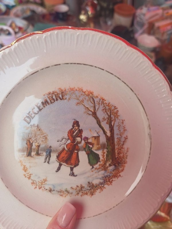 Какой изумительный рисунок на тарелке! 