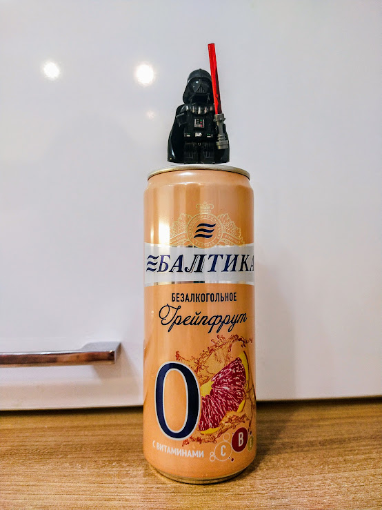 Баночка какого-то кремового что-ли цвета. Или пудрового?)))