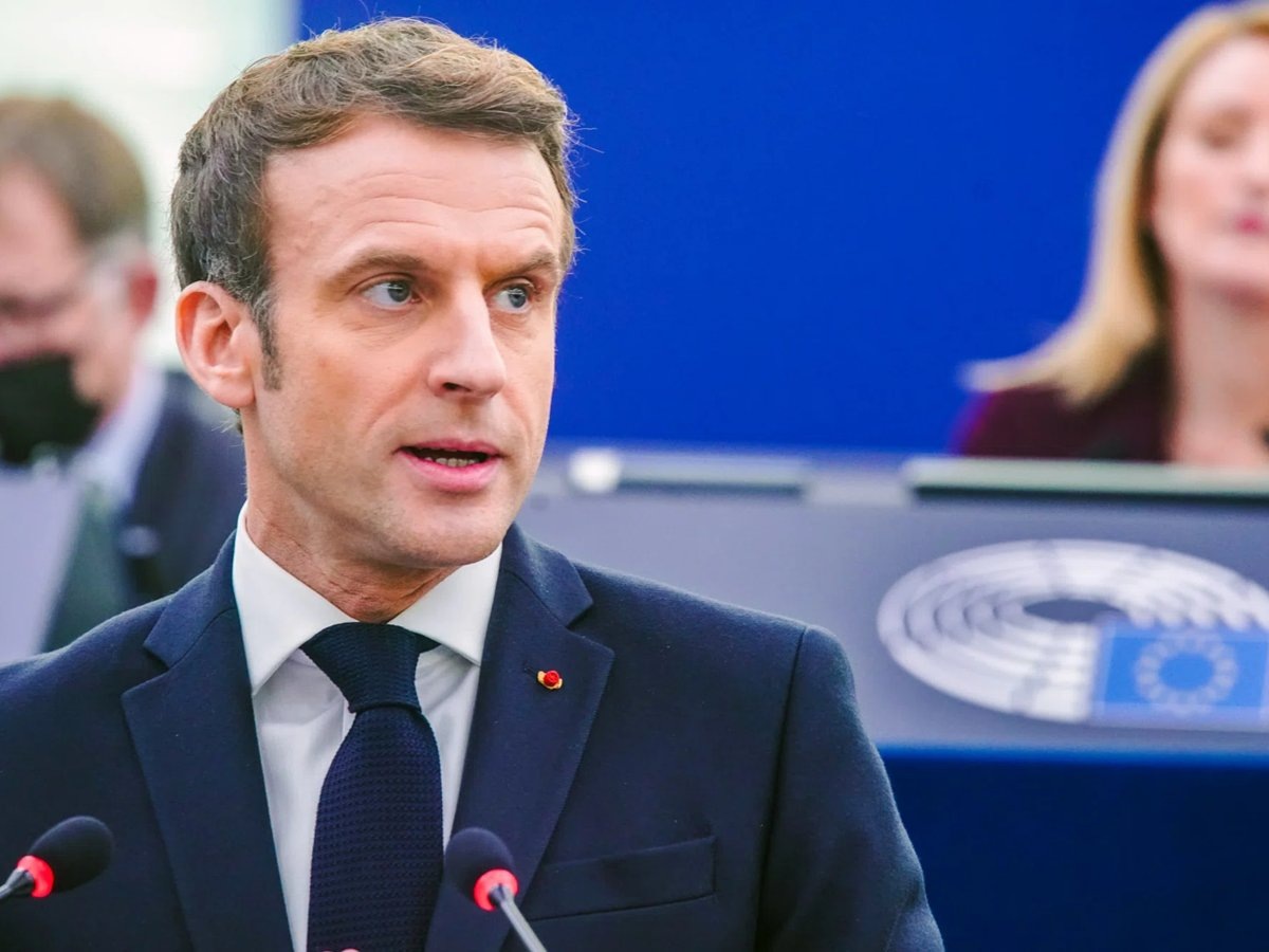     Единственные, кто еще поддерживает Макрона, — это французские парламентарии