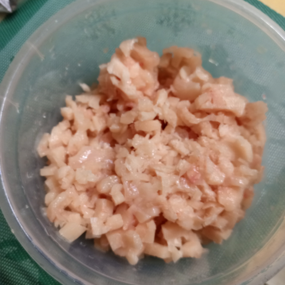 Крошим куриную грудку. Она должна быть разморожена до уровня "яблоко"