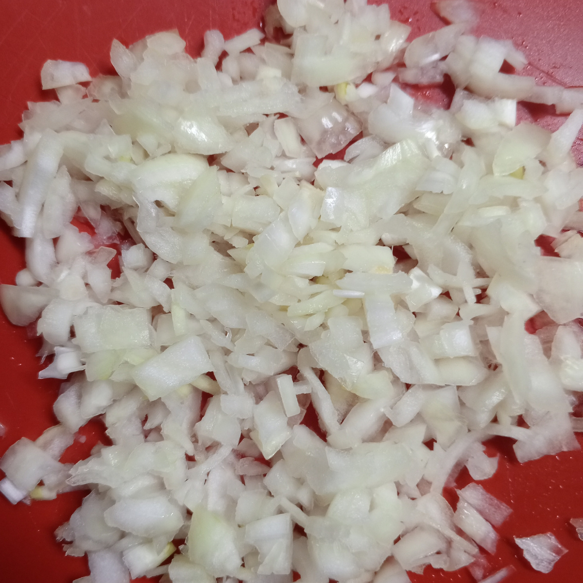 Нарезали лук.