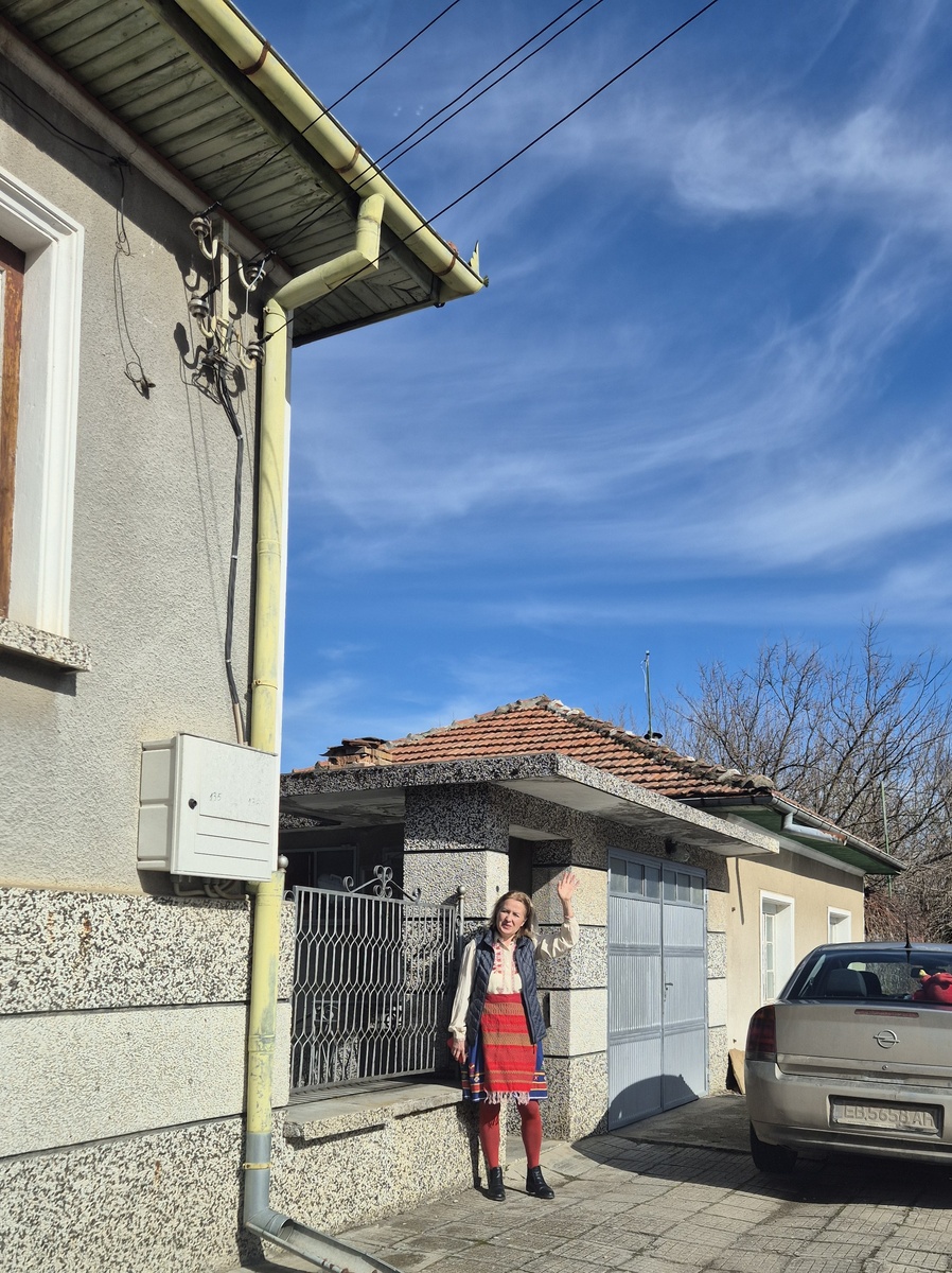 Нас встречают и зовут в дом.