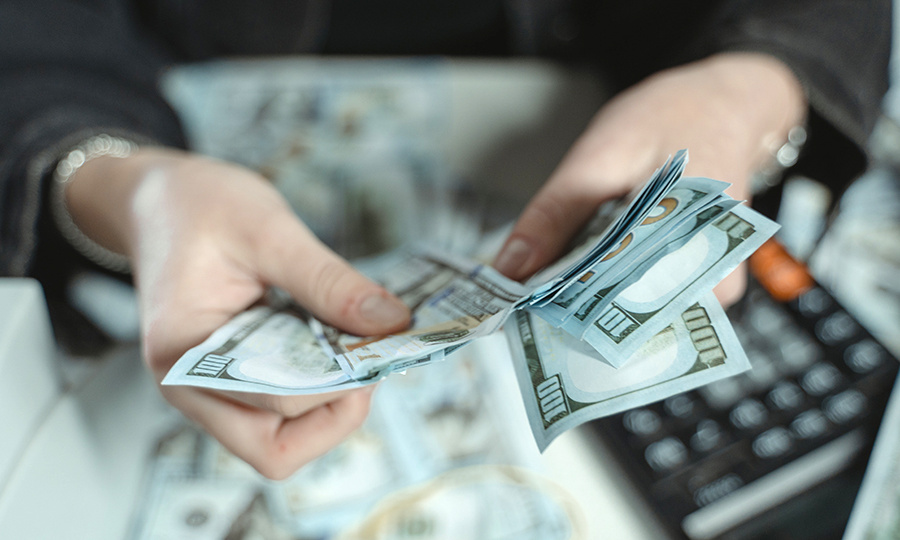 Иностранец обманул 14 граждан более чем на 208 тыс. рублей и совершил две кражи