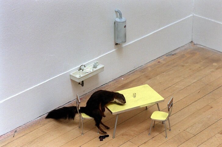 Источник https://www.vokrugsveta.ru/history/ya-vsego-lish-gubka-ili-reproduktor-10-samykh-epatazhnykh-rabot-khudozhnika-mauricio-kattelana-id6302579/