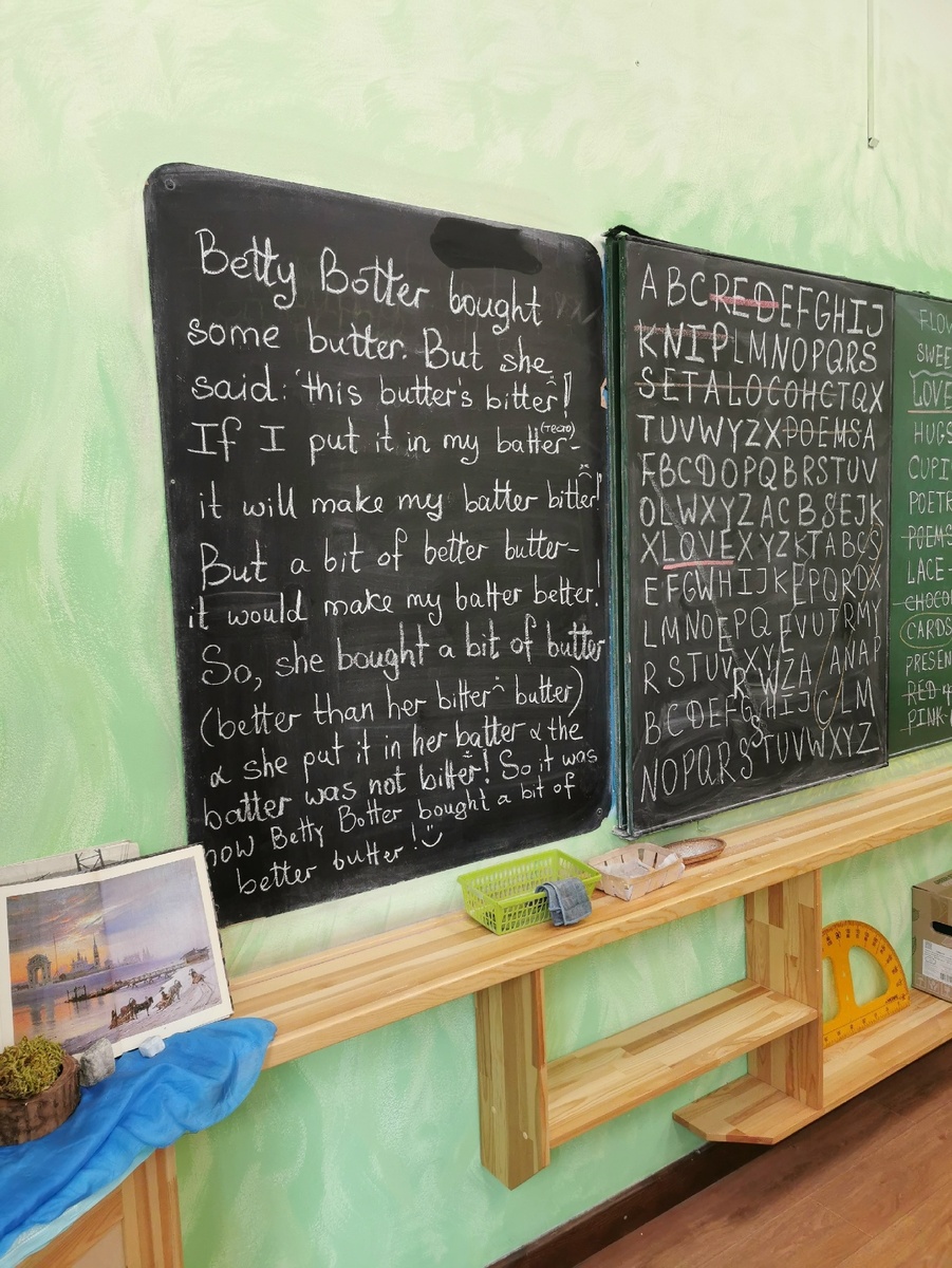 книга внизу свидетельствует, что я веду предмет "история родного края" - раз, всё остальное - мой основной предмет... в кои-то веки вдруг подумала, что можно щёлкнуть всё, что я тут пишу  прежде, чем стирать (или дежурные потом смоют)