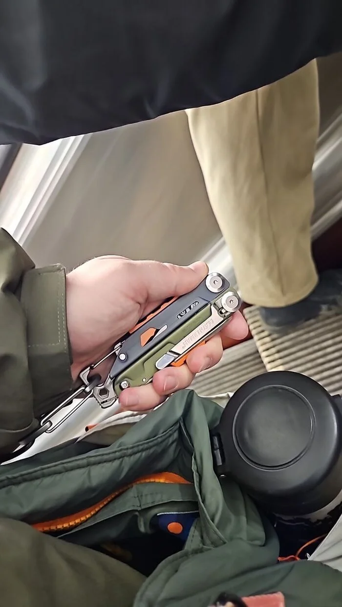 Мультитул: Мой выбор — Leatherman Signal. В городе чаще нужно что-то открутить или вскрыть посылку, чем резать канат. В нем есть всё: от пассатижей до огнива и свистка.
