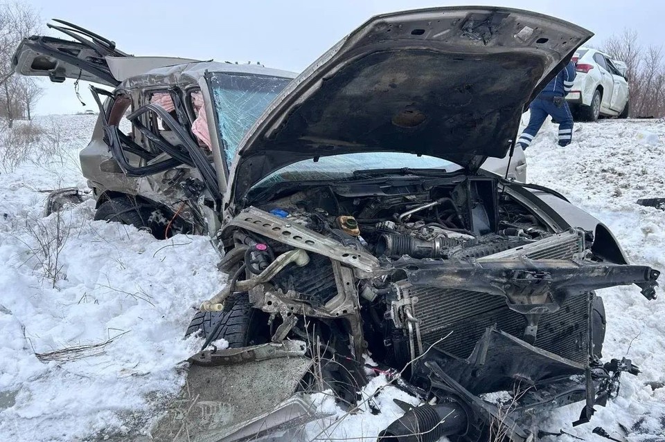    В настоящее время на месте аварии работают следователи и инспекторы. Фото: полиция Оренбуржья