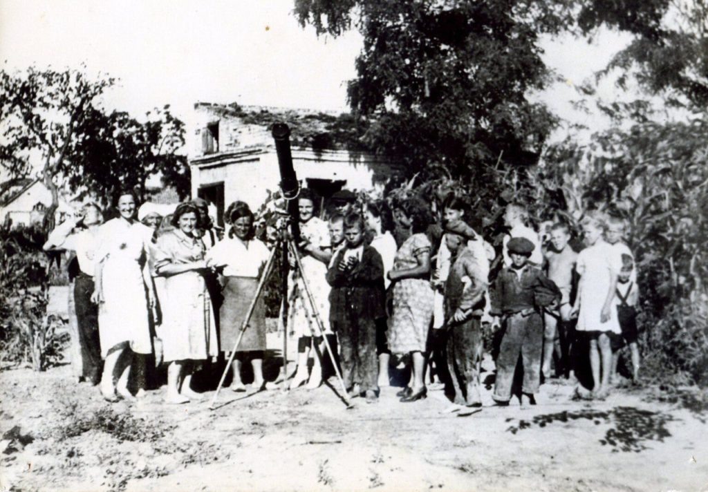    Посетители музея у первого телескопа. Фото предоставлено Темрюкским историко­-археологическим музеем.