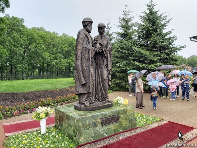 Памятник Петр и Феврония. Биробиджан сразу после открытия.