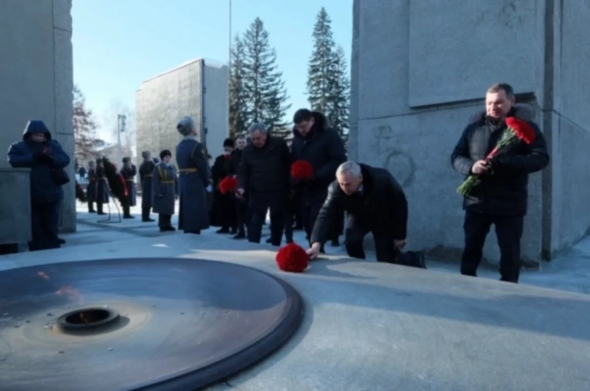    Губернатор Новосибирской области возложил цветы в память о погибших воинах