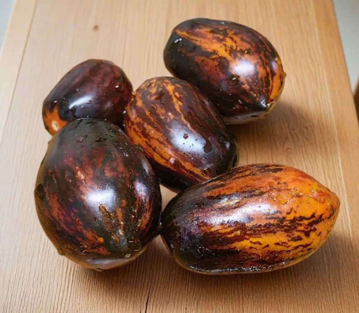 томат, который вырос вместо Ночной Свечи. Коллекционный сорт должен был быть. Получился красивый, но мелкий и невкусный пересорт.