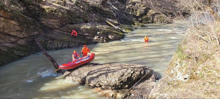 В Адыгее два человека погибли при падении внедорожника в горную реку. Фото © MAX/ МЧС Республики Адыгея