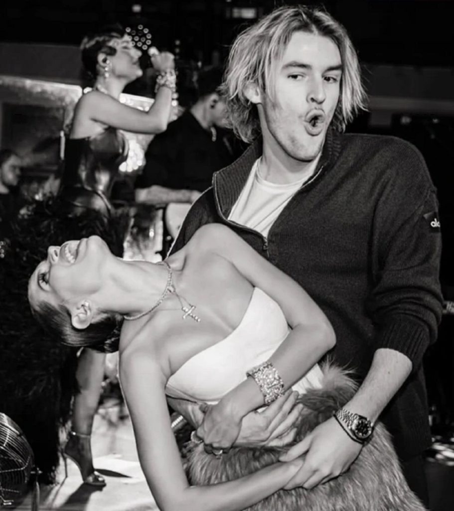     Всё в твоих руках: сын Ирины Дубцовой выложил видео, где обнимает экс-невесту Лепса Аврору Кибу
