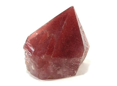 Этот коллекционный образец идеально соответствует определению «клубничный кварц». Это кристалл кварца с гранями, заполненный крошечными игольчатыми кристаллами отражающего свет красного гематита. Хотя кристаллы красного гематита составляют небольшой объем образца, они придают кристаллу кварца чудесный красный оттенок и необычный коэффициент отражения. Этот образец был найден недалеко от Чиуауа, Мексика, его размеры составляют примерно 5,7 x 5,5 x 4 сантиметра. 