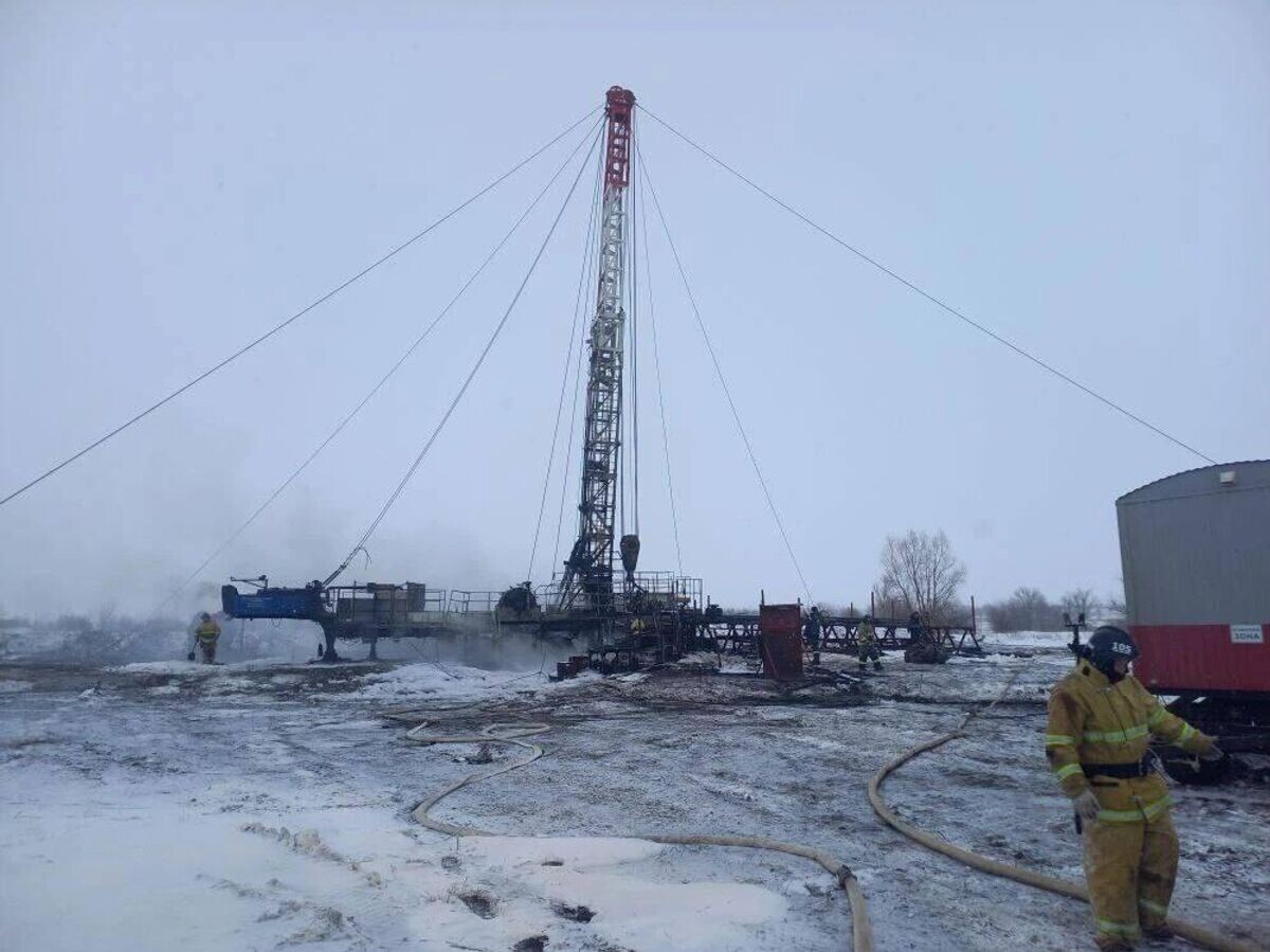    На месте возгорания подъемного агрегата для ремонта скважин в Самарской области | © Фото : ГКУ СО "Центр по делам ГО ПБ и ЧС"